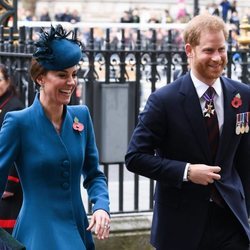 Kate Middleton y el Príncipe Harry en el Día de Anzac