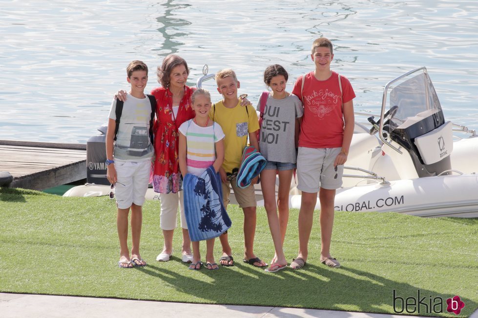 La Reina Sofía con sus nietos Victoria Federica de Marichalar y Juan, Pablo, Miguel e Irene Urdangarin en Mallorca