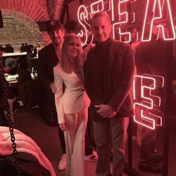 Álex Lequio con sus padres Alessandro Lequio y Ana Obregón en un evento