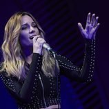 Edurne cantando la canción 'Demasiado tarde'