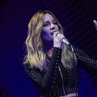 Edurne cantando la canción 'Demasiado tarde'