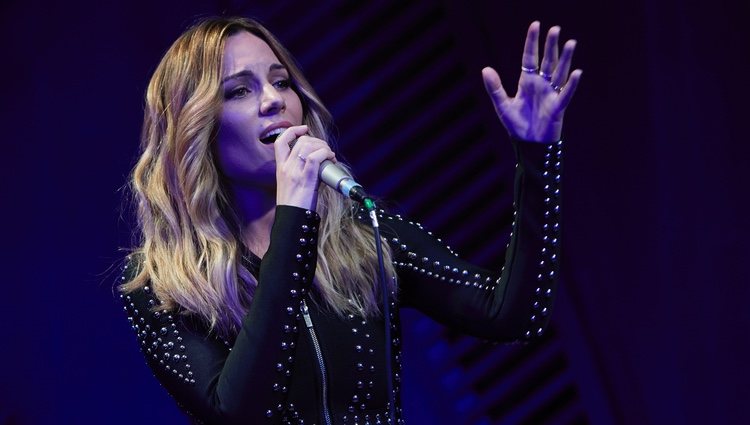 Edurne cantando la canción 'Demasiado tarde'