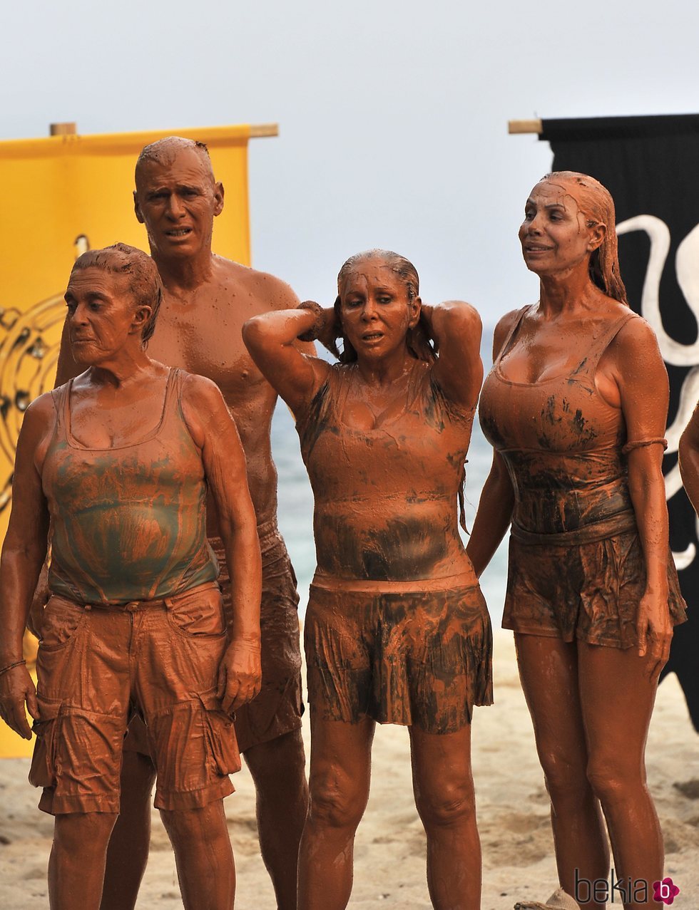 Chelo García Cortés, Carlos Lozano, Isabel Pantoja y Toñi Salazar llenos de barro en 'Supervivientes 2019'