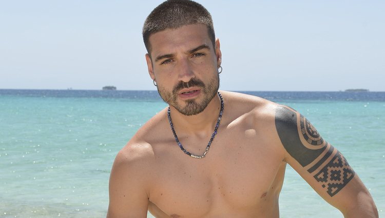 Posado oficial de Fabio Colloricchio en la playa para Supervivientes 2019