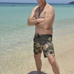 Posado oficial de Carlos Lozano en la playa para Supervivientes 2019