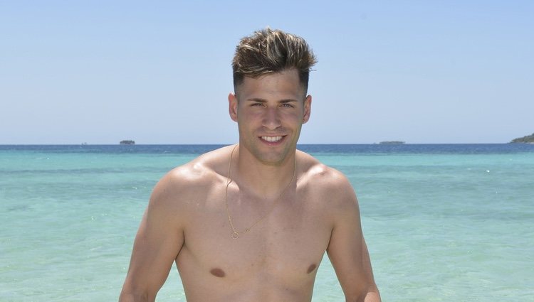 Posado oficial de Albert Álvarez en la playa para Supervivientes 2019