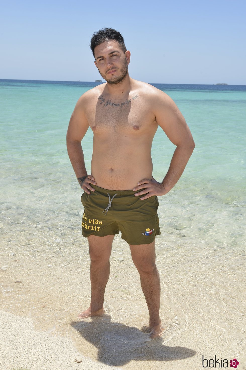 Posado oficial de Omar Montes en la playa para Supervivientes 2019