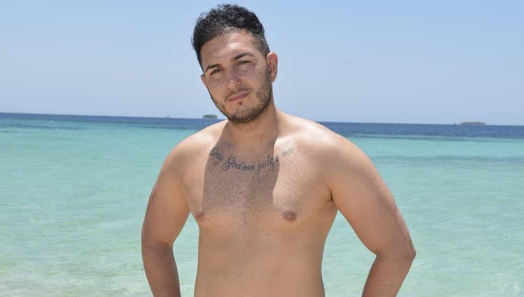 Posado oficial de Omar Montes en la playa para Supervivientes 2019