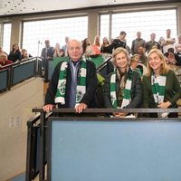 El Rey Juan Carlos, la Reina Sofía, la Infanta Cristina, Claire Liebaert y la Infanta Elena animando a Pablo Urdangarin en el balonmano