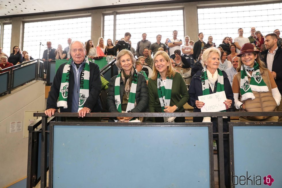 El Rey Juan Carlos, la Reina Sofía, la Infanta Cristina, Claire Liebaert y la Infanta Elena animando a Pablo Urdangarin en el balonmano