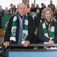 Los Reyes Juan Carlos y Sofía y la Infanta Cristina animando a Pablo Urdangarin en el balonmano