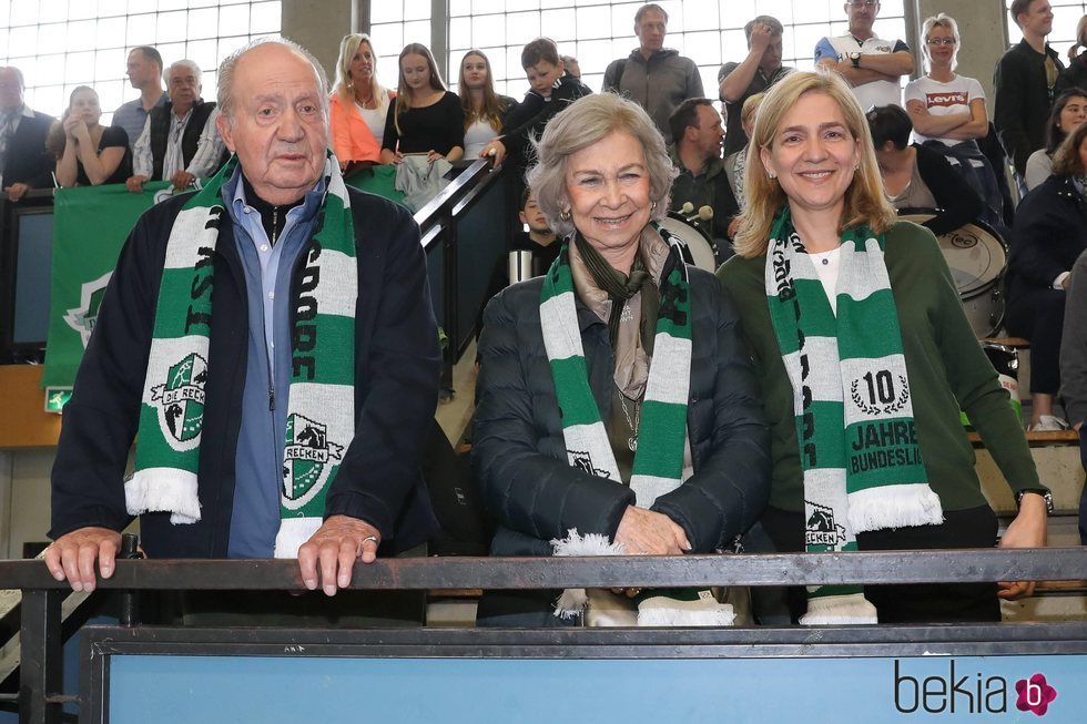 Los Reyes Juan Carlos y Sofía y la Infanta Cristina animando a Pablo Urdangarin en el balonmano