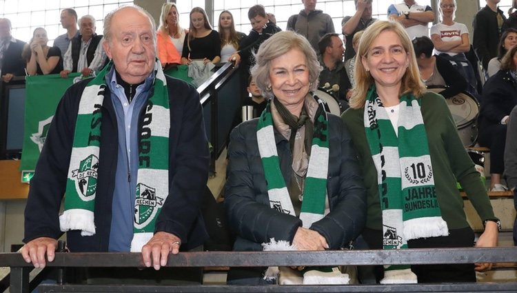 Los Reyes Juan Carlos y Sofía y la Infanta Cristina animando a Pablo Urdangarin en el balonmano