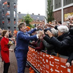 El Rey Guillermo saluda a los ciudadanos durante el Día del Rey 2019