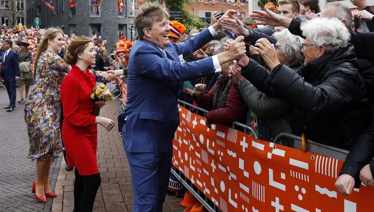 El Rey Guillermo saluda a los ciudadanos durante el Día del Rey 2019