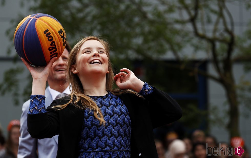 La Princesa Ariane juega al baloncesto en una de las actividades del Día del Rey 2019