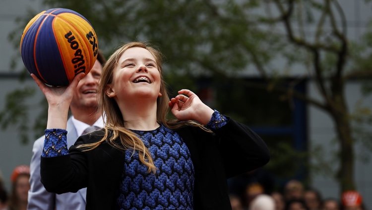 La Princesa Ariane juega al baloncesto en una de las actividades del Día del Rey 2019