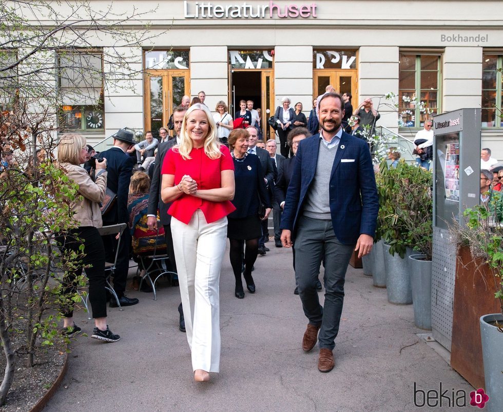 Los Príncipes Mette-Marit y Haakon de Noruega en el Litteraturhuset