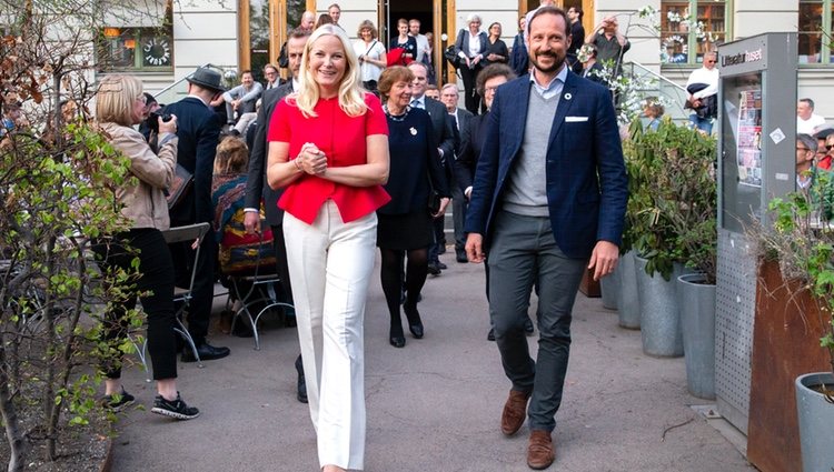 Los Príncipes Mette-Marit y Haakon de Noruega en el Litteraturhuset