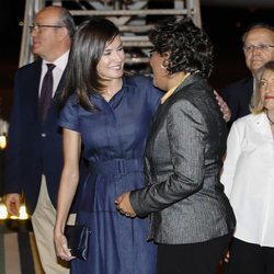 La Reina Letizia saluda a Nazira Abdula, Ministra de Salud de Mozambique en su Visita Oficial de abril de 2019