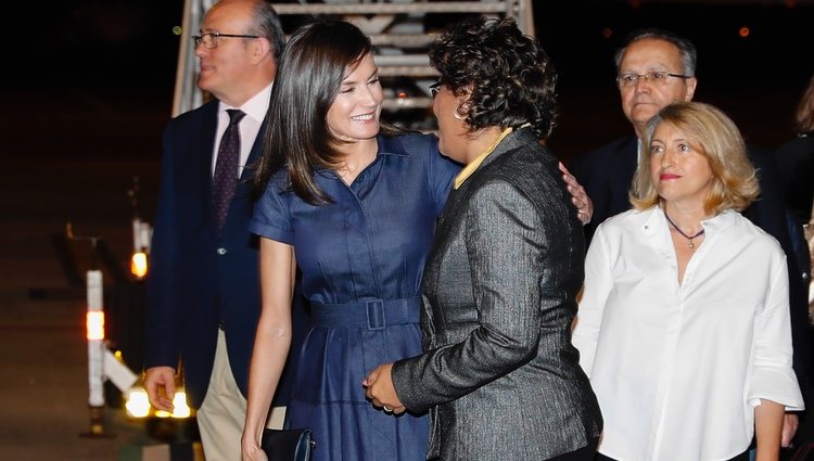 La Reina Letizia saluda a Nazira Abdula, Ministra de Salud de Mozambique en su Visita Oficial de abril de 2019