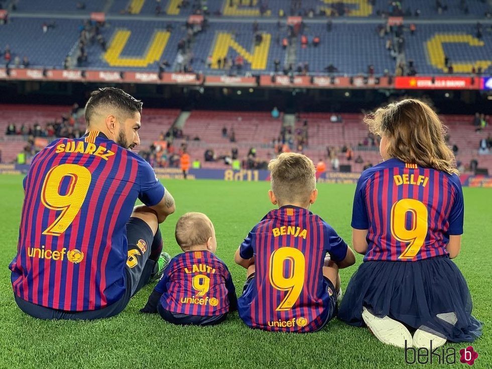 Luis Suárez celebrando la victoria del Barça con sus tres hijos