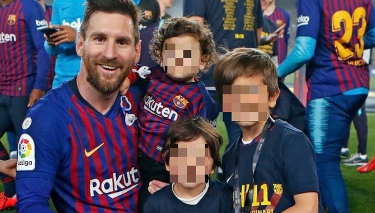 Leo Messi celebrando la victoria del F.C.Barcelona con sus tres hijos