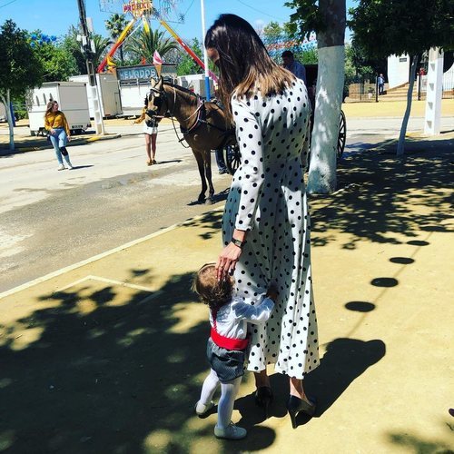 Eva González disfrutando de la feria de su pueblo con su hijo Cayetano