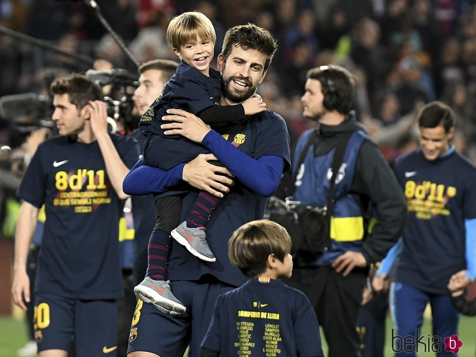 Gerard Piqué celebrando la victoria del F.C.Barcelona con sus hijos Milan y Sasha