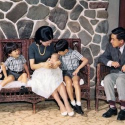 Los Emperadores Akihito y Michiko con sus hijos