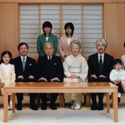 Los Emperadores Akihito y Michiko de Japón con sus hijos y nietos