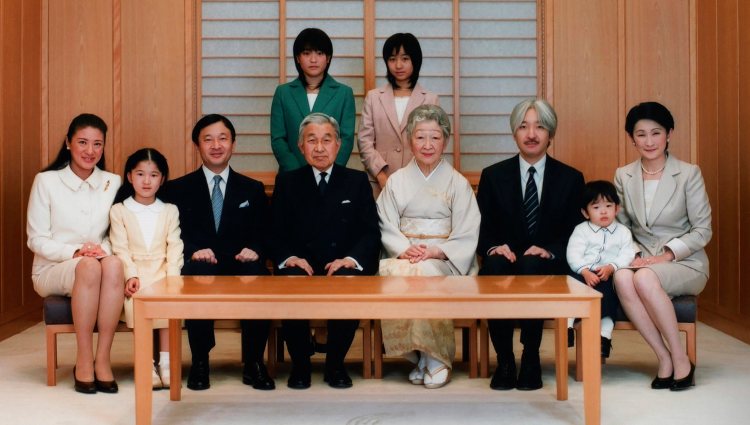 Los Emperadores Akihito y Michiko de Japón con sus hijos y nietos