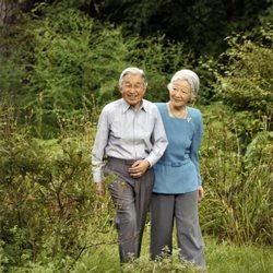 Los Emperadores Akihito y Michiko de Japón paseando por su jardín