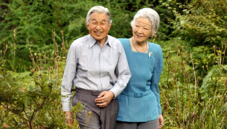 Los Emperadores Akihito y Michiko de Japón paseando por su jardín