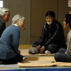 Los Emperadores Akihito y Michiko de Japón hablando con las víctimas de Fukushima