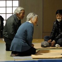 Los Emperadores Akihito y Michiko de Japón hablando con las víctimas de Fukushima