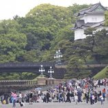 Los ciudadanos de Japón en el Palacio Imperial para la ceremonia de abdicación del Emperador Akihito de abril 2019