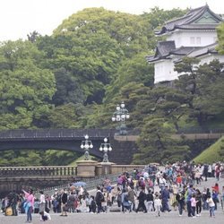 Los ciudadanos de Japón en el Palacio Imperial para la ceremonia de abdicación del Emperador Akihito de abril 2019