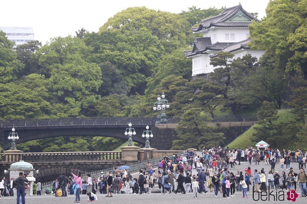 Los ciudadanos de Japón en el Palacio Imperial para la ceremonia de abdicación del Emperador Akihito de abril 2019