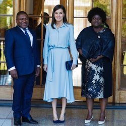 La Reina Letizia con el Presidente de Mozambique y su mujer