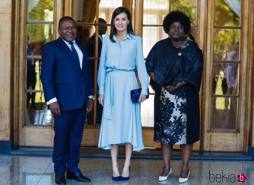 La Reina Letizia con el Presidente de Mozambique y su mujer