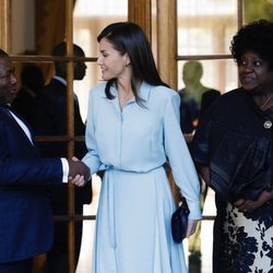 La Reina Letizia saludando al Presidente de Mozambique y su mujer