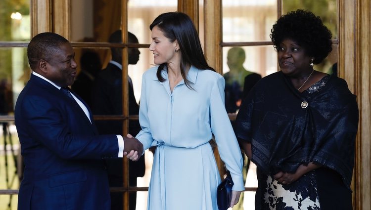 La Reina Letizia saludando al Presidente de Mozambique y su mujer