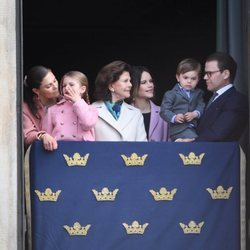 La Familia Real de Suecia en el desfile militar por el 73 cumpleaños del Rey Carlos Gustavo