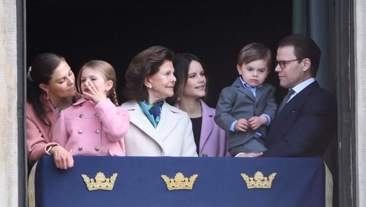 La Familia Real de Suecia en el desfile militar por el 73 cumpleaños del Rey Carlos Gustavo