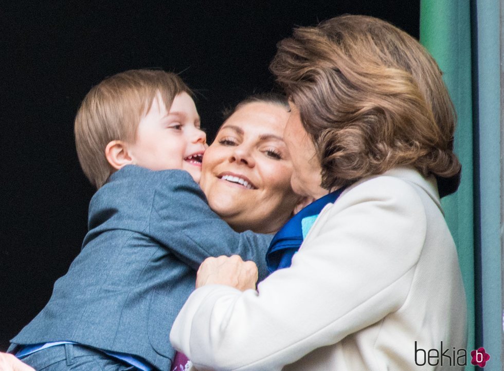 El Príncipe Óscar muy cariñoso con Victoria de Suecia en el 73 cumpleaños del Rey Carlos Gustavo