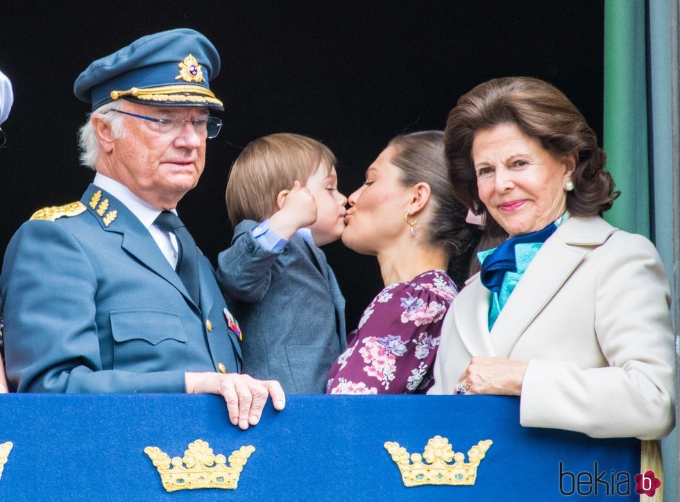 El Príncipe Óscar besa a Victoria de Suecia junto al Rey Carlos Gustavo y la Reina Silvia