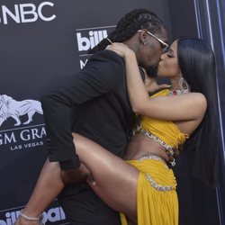 Cardi B y Offset besándose en los Billboard Music Awards 2019