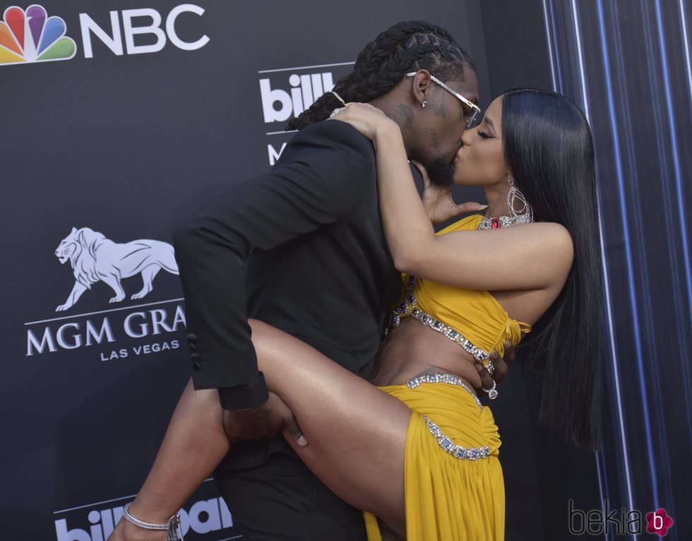 Cardi B y Offset besándose en los Billboard Music Awards 2019