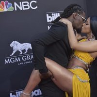 Cardi B y Offset besándose en los Billboard Music Awards 2019